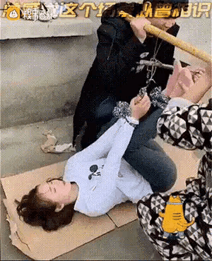 有一说一，称个体重非得这么吗？这场景感觉好像在哪见过[捂脸]