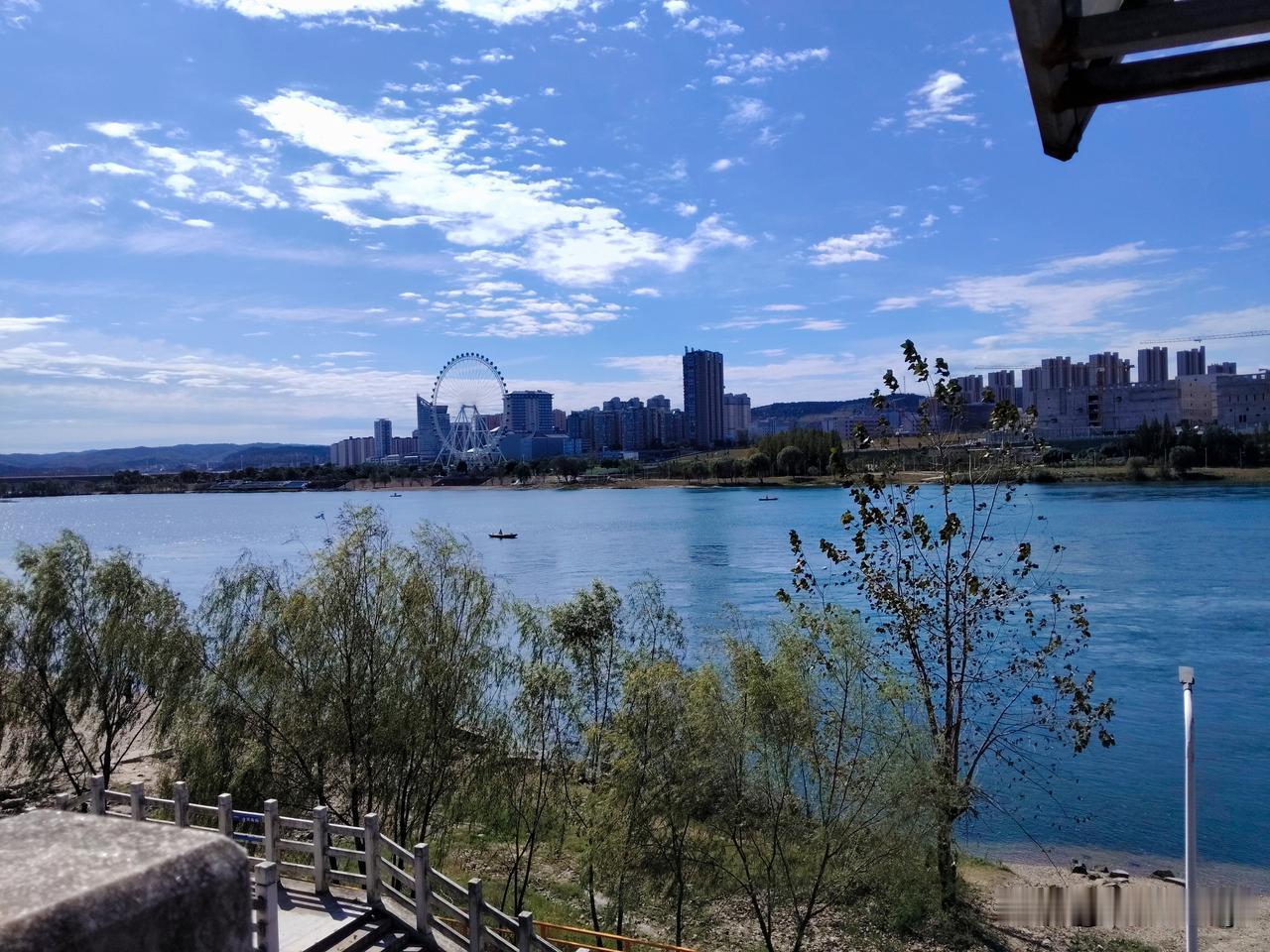不少人说，人到老年，就该多出门走走看看。
可我反倒觉得，上了年纪的人，并不适合频