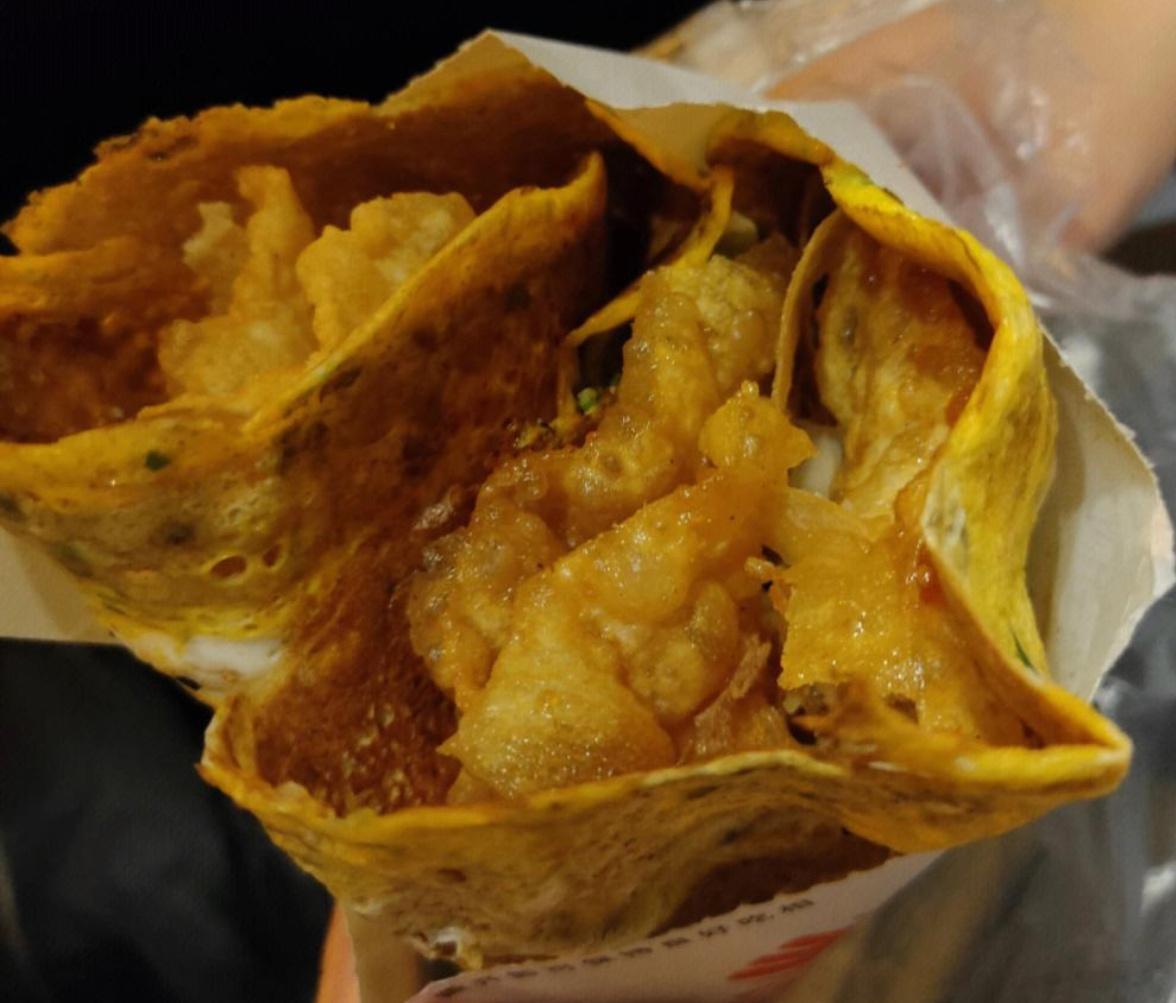 天津煎饼非常稳重，材质保守，只用煎饼和油条，味道非常端庄。不像北京煎饼那么谄媚，