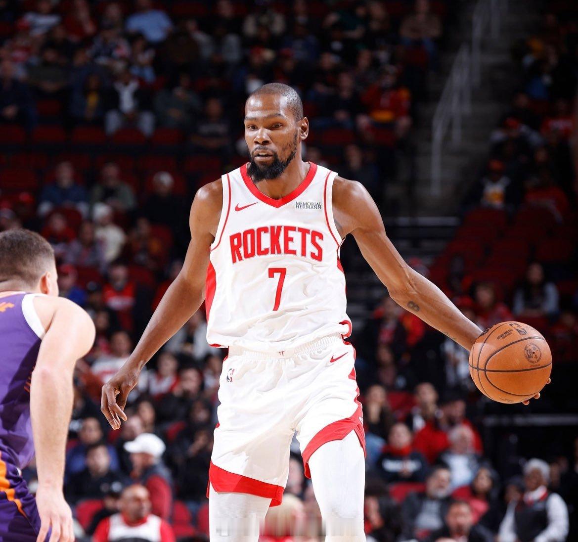 赛季至今，杜兰特场均25.2分5板3.9助攻，三项命中率50/39/89%，接近