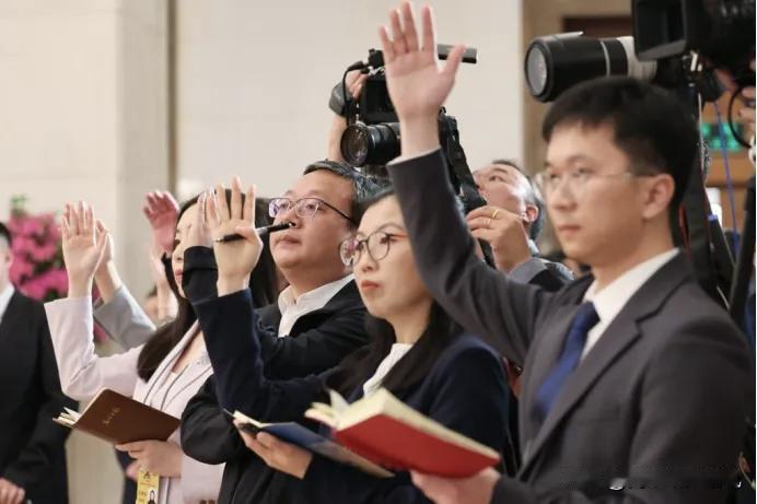 《南华早报》6月30日报道，印度正就中国记者签证问题同中方保持接触。6月24日，