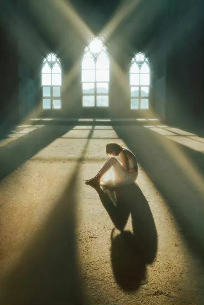 莫泊桑曾在《一生》中写道：人的脆弱和坚强都超乎自己的想象。有时，我可能脆弱得一句