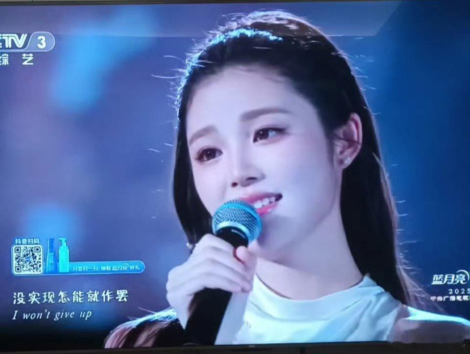 姚晓棠唱歌 谁能拒绝又美又会唱的姚晓棠？舞台上，她的歌声是治愈的星光，模样是耀眼