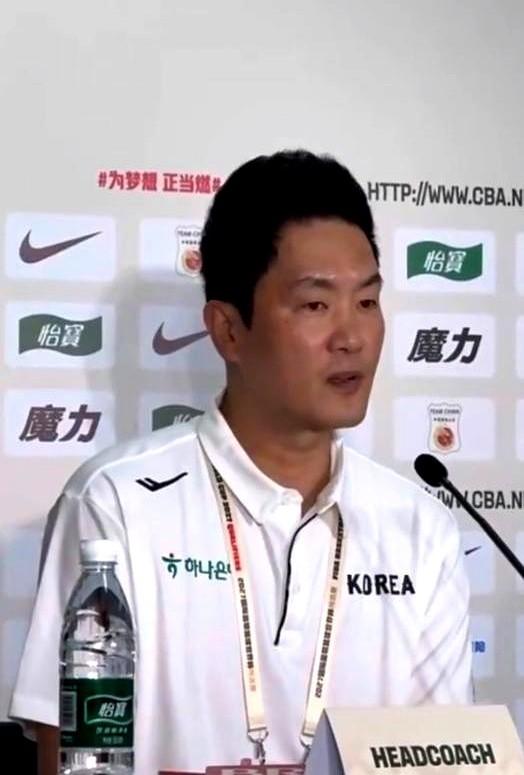 昨晚男篮76:80输韩国，赛后韩国教练全熙哲的话扎心到不行！他说球队合练不到一周