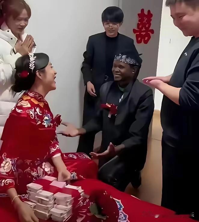 不是，她是怎么下得上嘴啊！