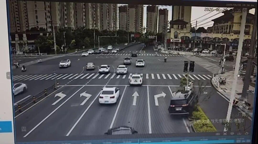 安徽广德车祸家属称两名小孩已去世她们明明规规矩矩的在等红绿灯🚦。从绿化带突然出