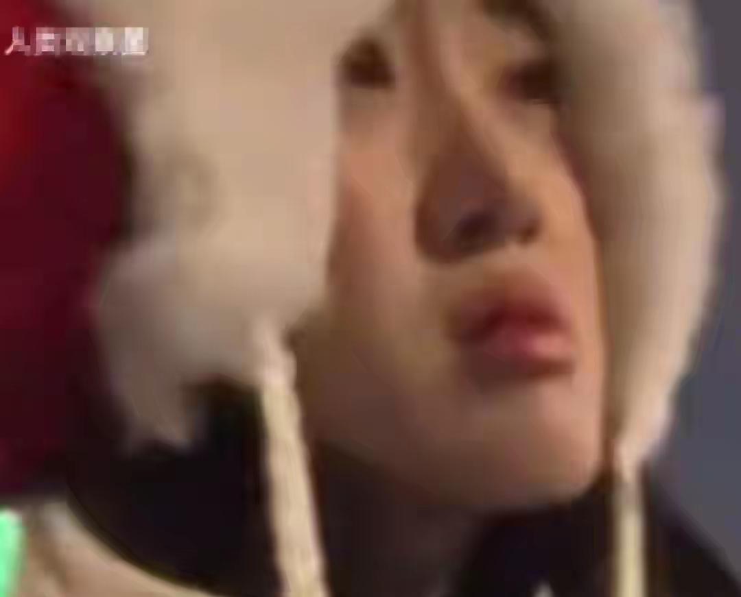 女子松花江桥上白嫖照片后续，正脸曝光，是个惯犯，恶心的事不止做了这一件。

女子