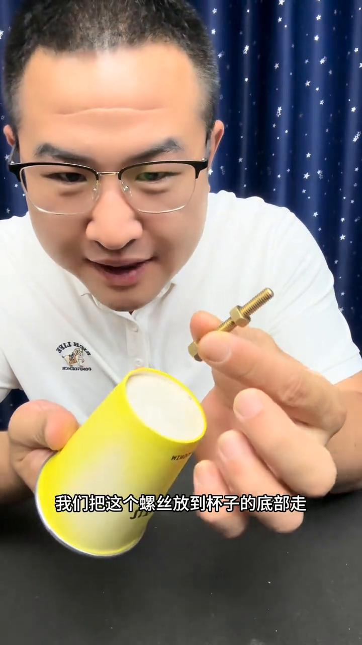 拿着魔铃一响，天灵灵地灵灵。我手有东西，别害怕，要气功，要把它抓下来看。给点掌声