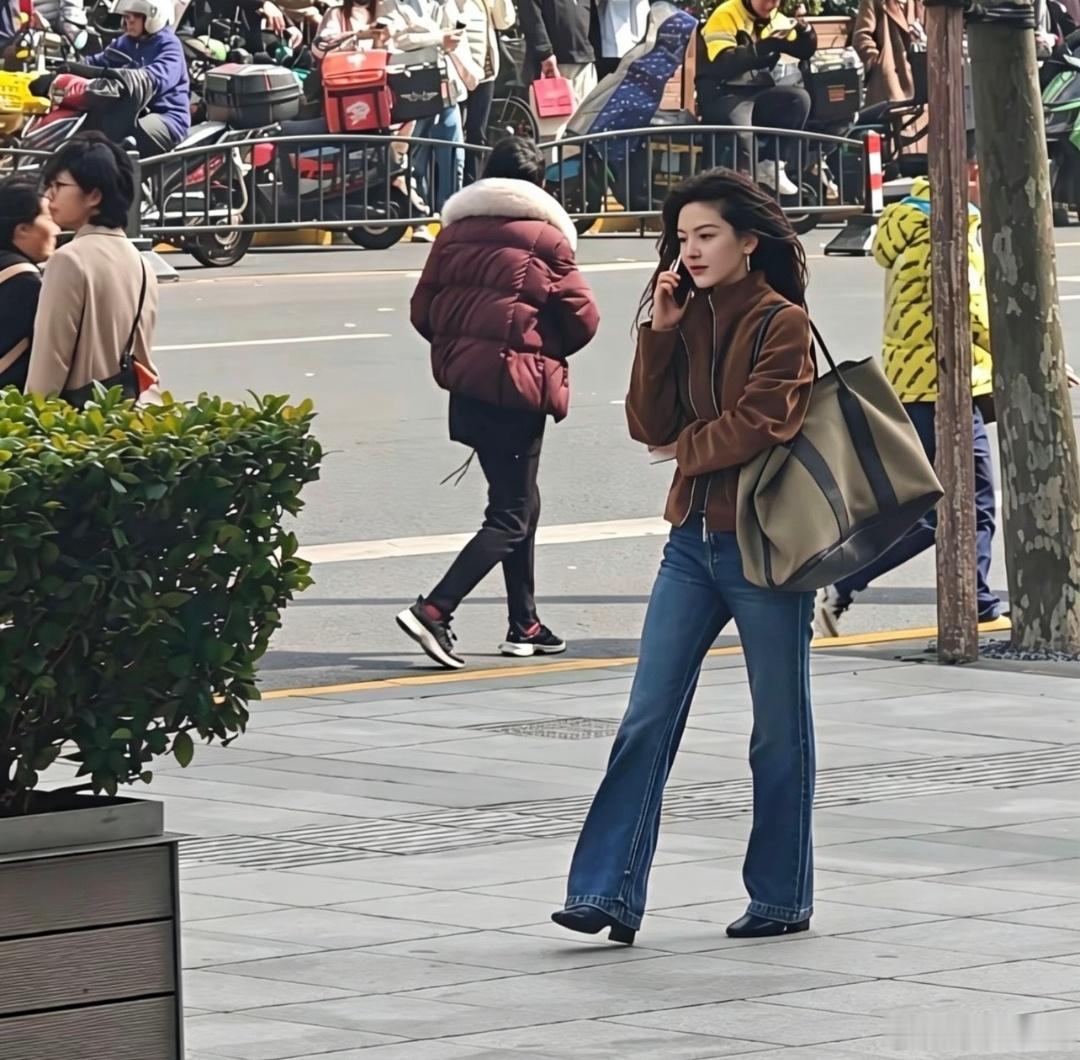 章若楠这身高+五五分身材放人堆里都看不到