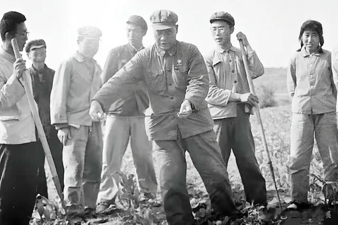 1975年，旅大碧流河水库工程会战期间，时任旅大市委第一书记兼旅大警备区司令员刘