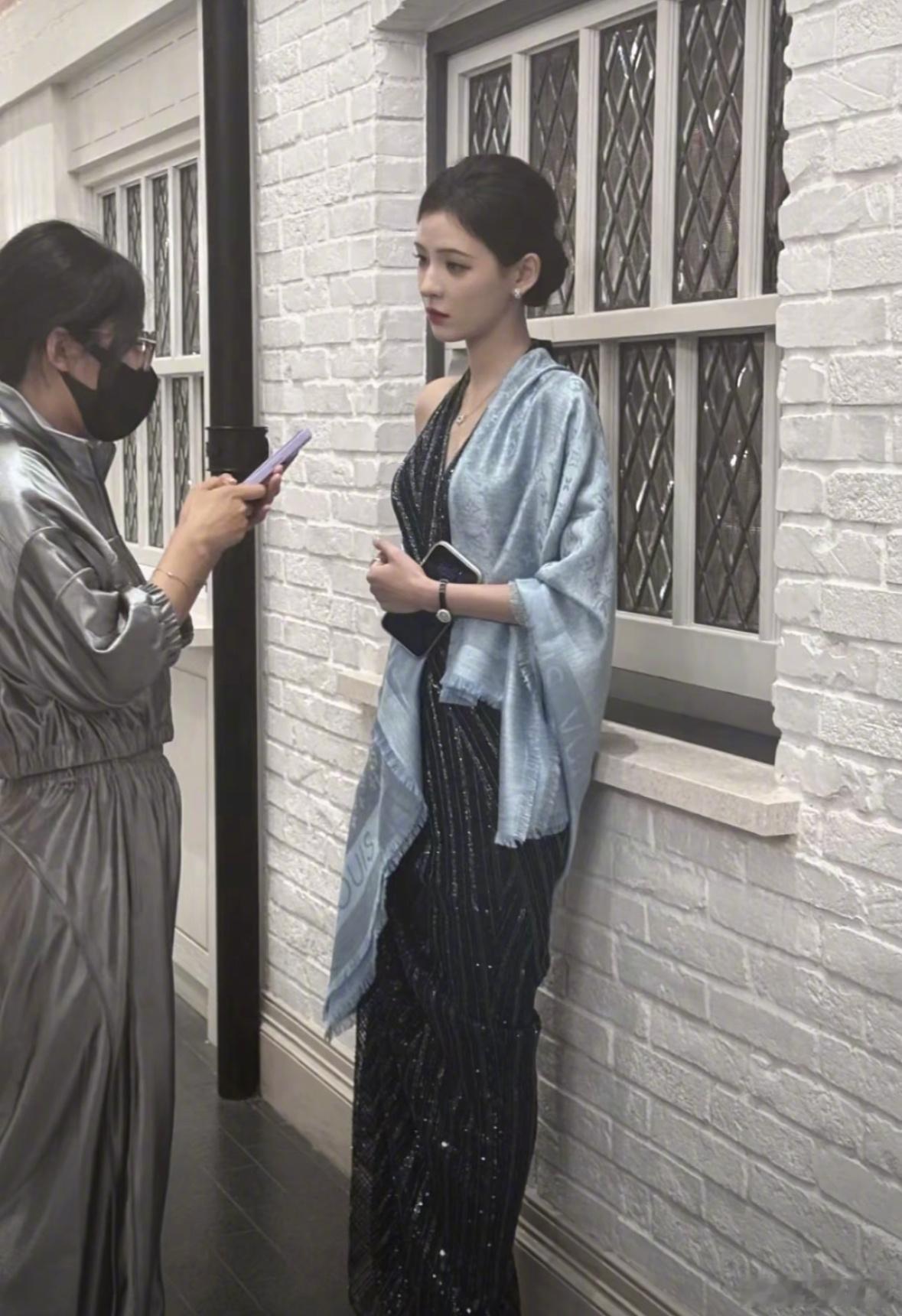 看到网友偷拍的张予曦，才意识到“建模脸”的含金量 ​​​