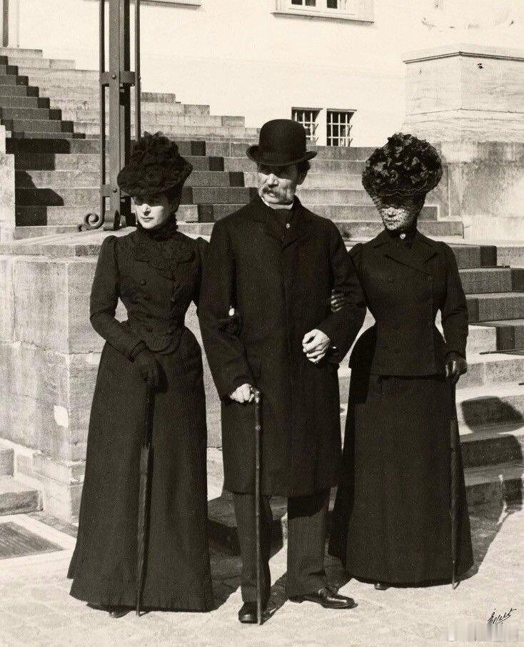 1901年，“欧洲王室岳父”丹麦国王克里斯蒂安九世和两个女儿英国王后&印度皇后亚