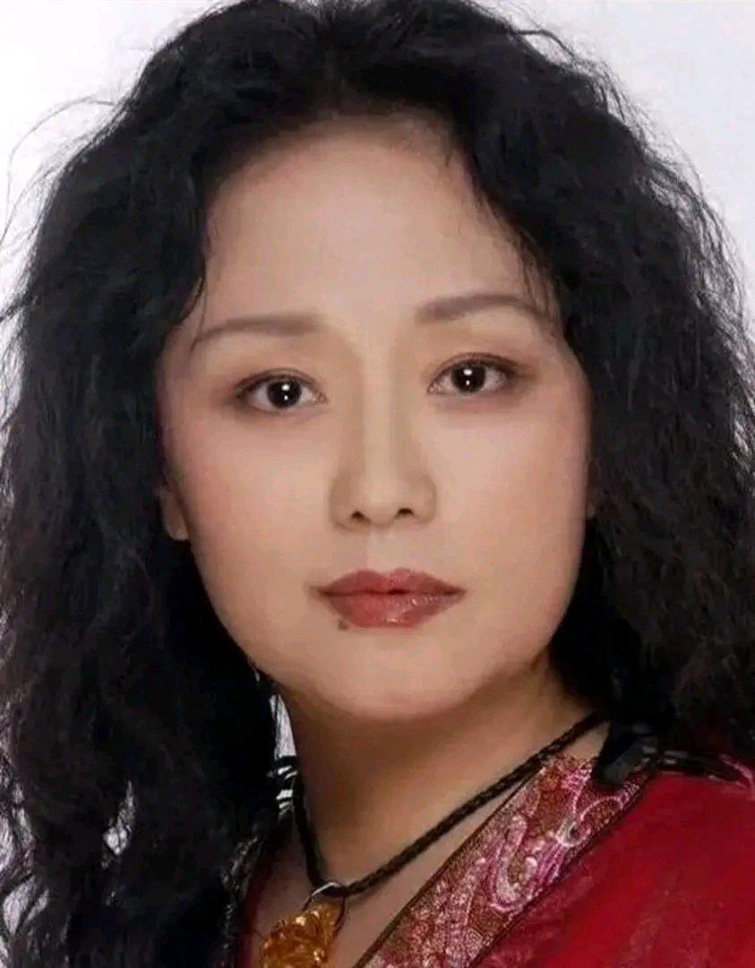 廖学秋的人生简直比电视剧还曲折。1954 年她出生在四川成都，母亲廖静秋是川剧圈