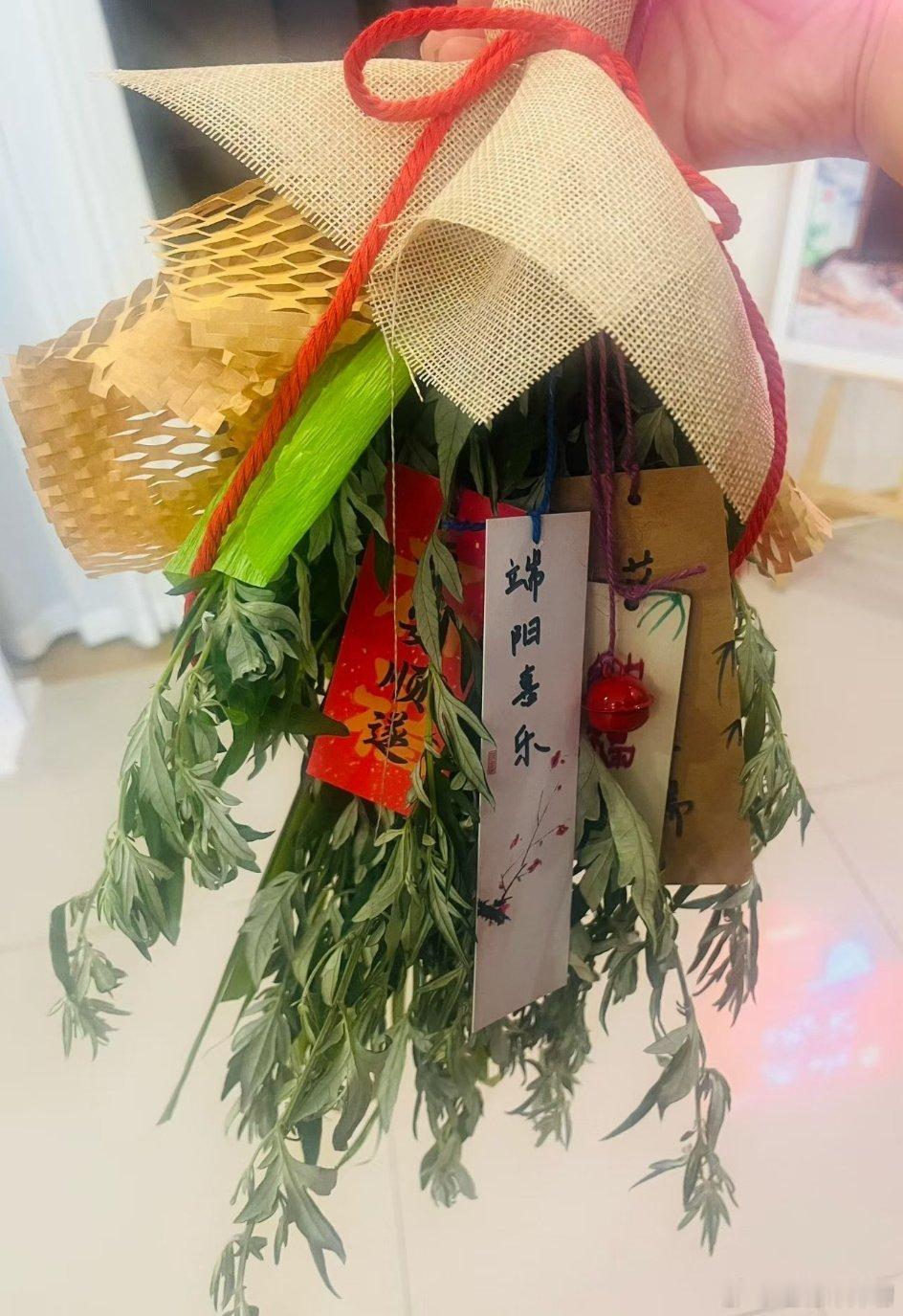 端午节 以前过端午，家里长辈总挂那种扎得紧紧的干艾草束，味道冲但透着股让人安心的