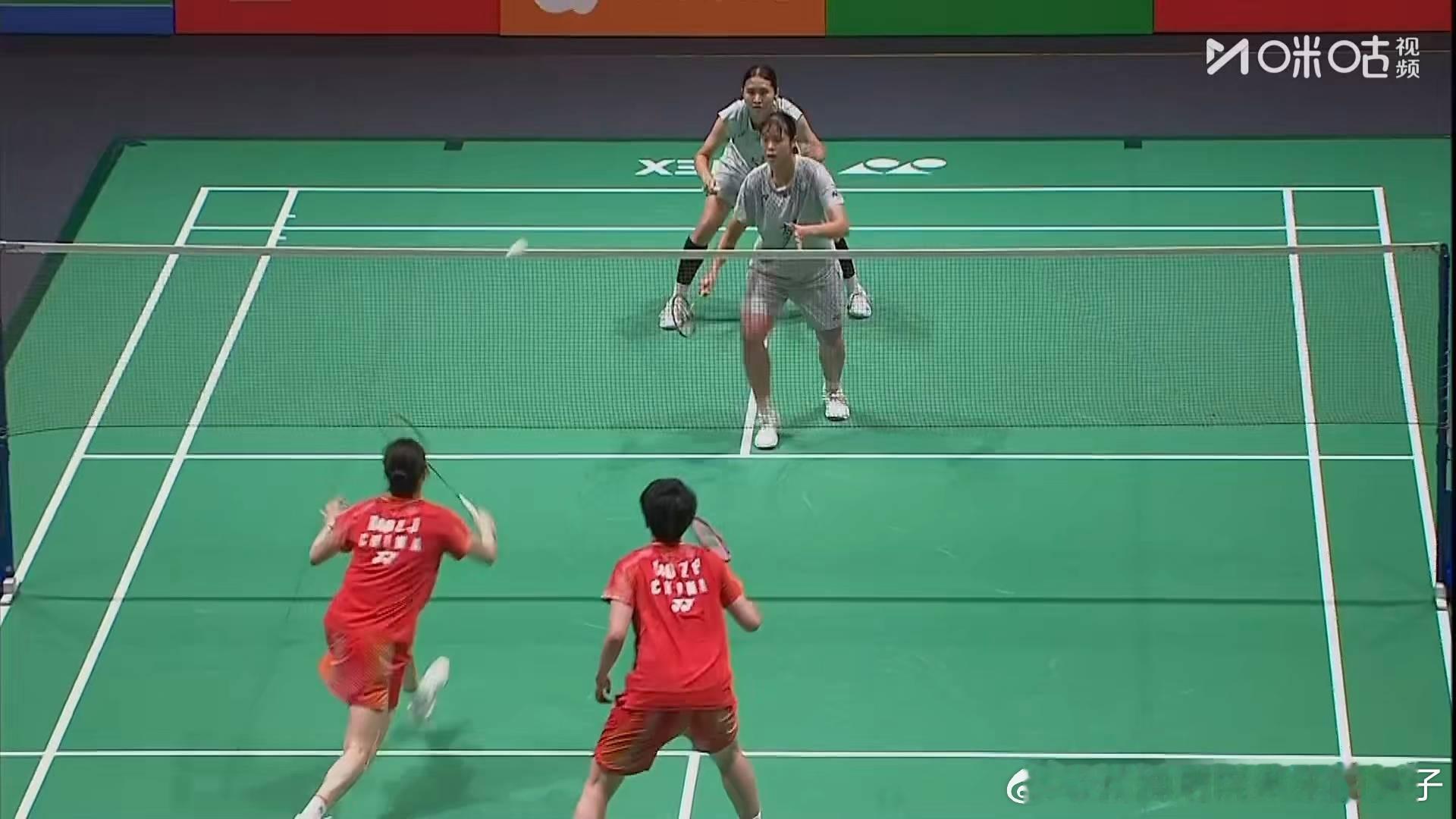 鲍骊婧曹梓涵2比1陈妍妃孙亮晴（14，-18，15）晋级2026年马来西亚羽毛球