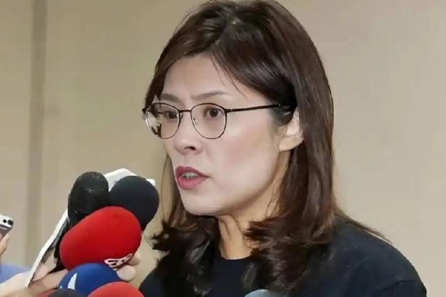 5月4日，郑丽文受访时，直言批评赖清德高度保密出访斯威士兰一事。她指出，民进党拒
