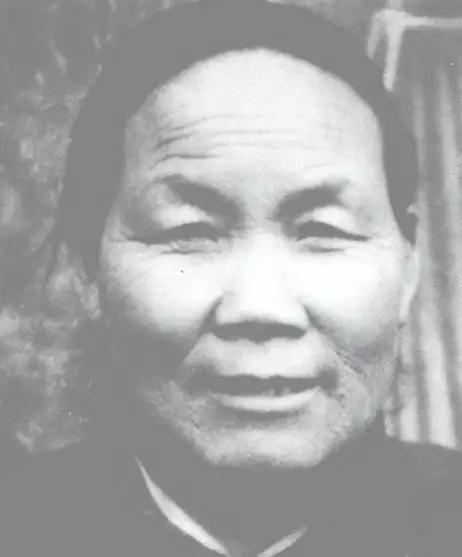 1940年，山东一大娘给八路军煮了浓稠的小米粥，饥饿的战士们狼吞虎咽。班长发觉不
