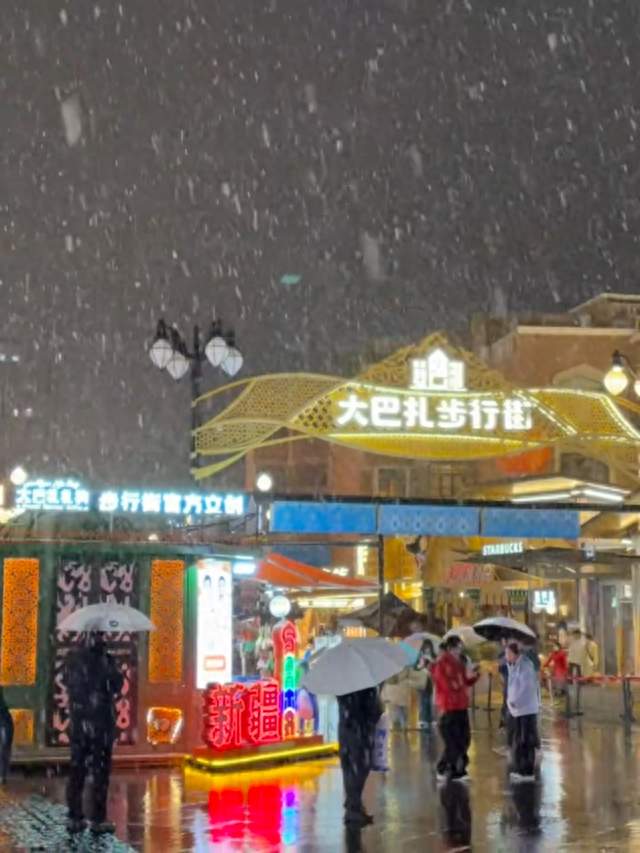今冬新疆首场雪落乌鲁木齐，城市披上银色新装