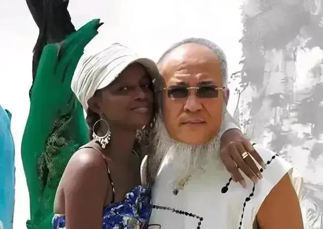 老头虽说己退休， 有钱跨国娶洋妞。

 左邻右舍传闲话 ， 敢开洋婚可真牛。