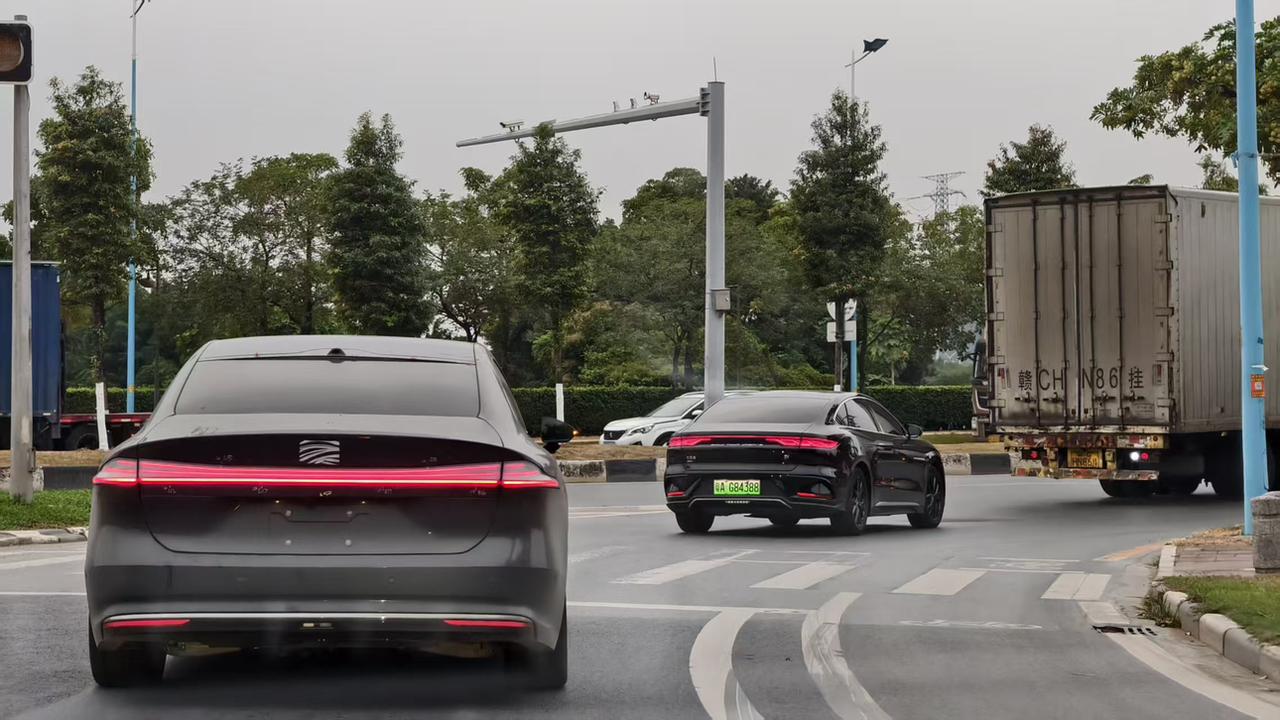 搭配华为全家桶的昊铂新款A800
刚跟着它走了一段路
那套驾驶逻辑很像真的司机