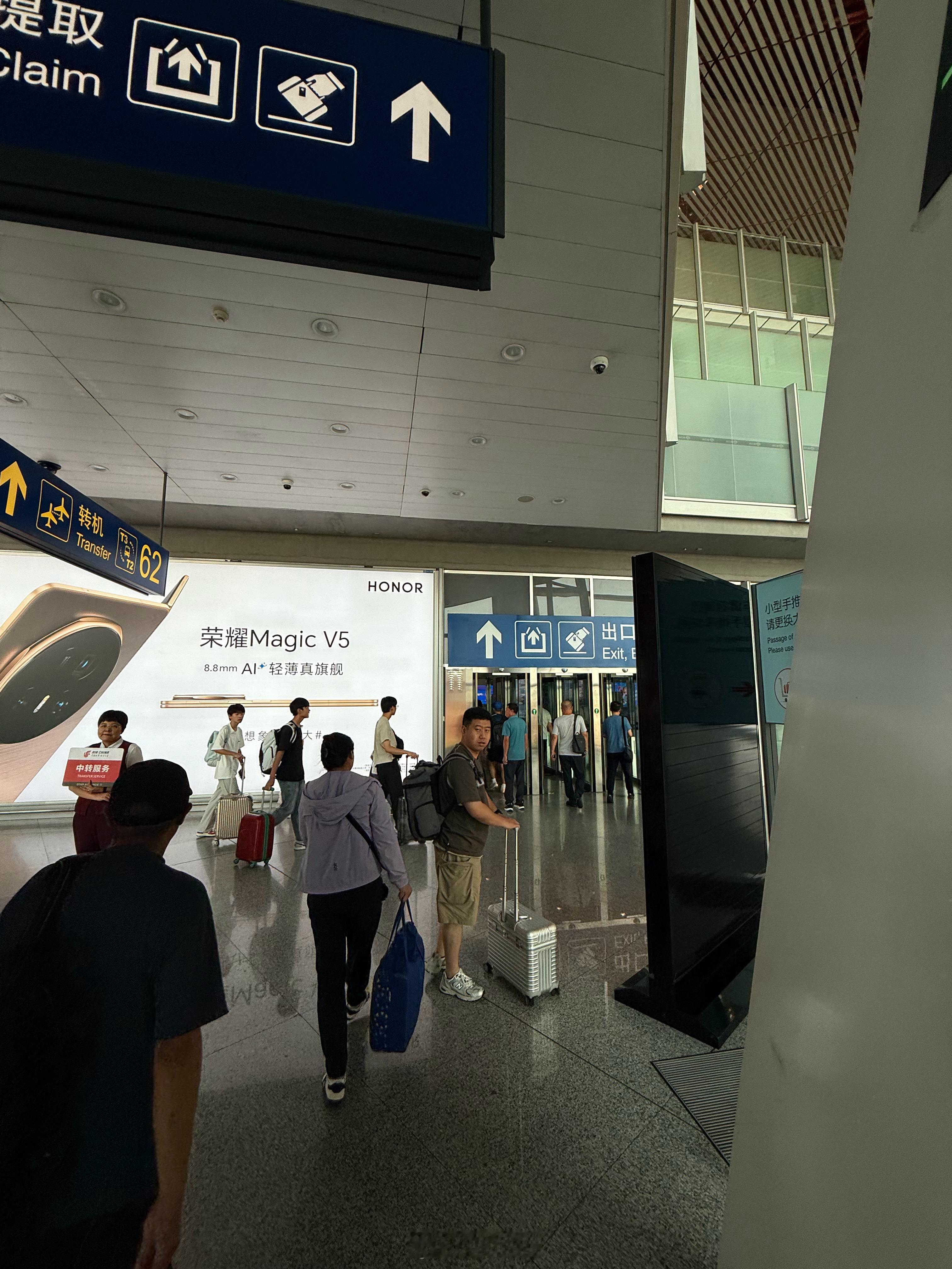 神仙下机口，走出廊桥就是出口～做了几百次飞机这是第二次啊！  ​​​
