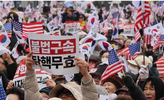 日韩齐怼中国！最近几日，日本、韩国相继发生针对中国的暴力事件，暴露出两国内部异乎