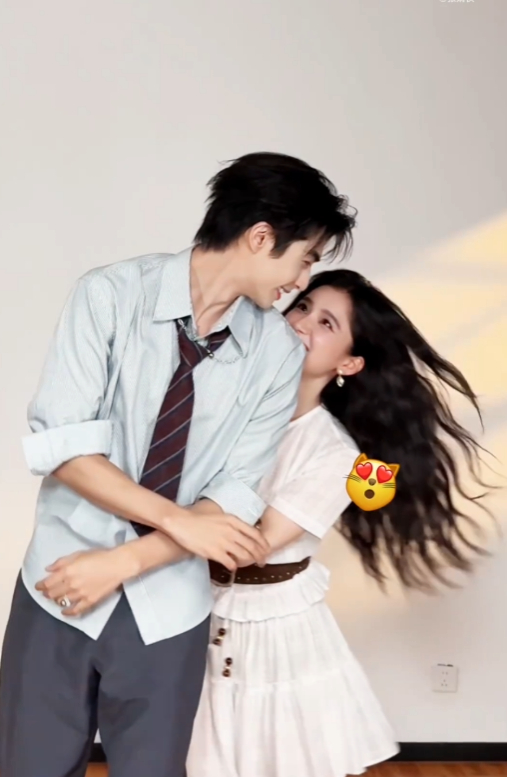 宋威龙靠张婧仪身上宋威龙张婧仪共创舞蹈 宋威龙张婧仪共创舞蹈，宋威龙靠张婧仪身上