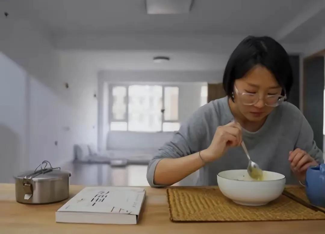 一个年轻女孩，过着极简生活，
88平的房子就只有6件家具。
几乎不消费，或者很少