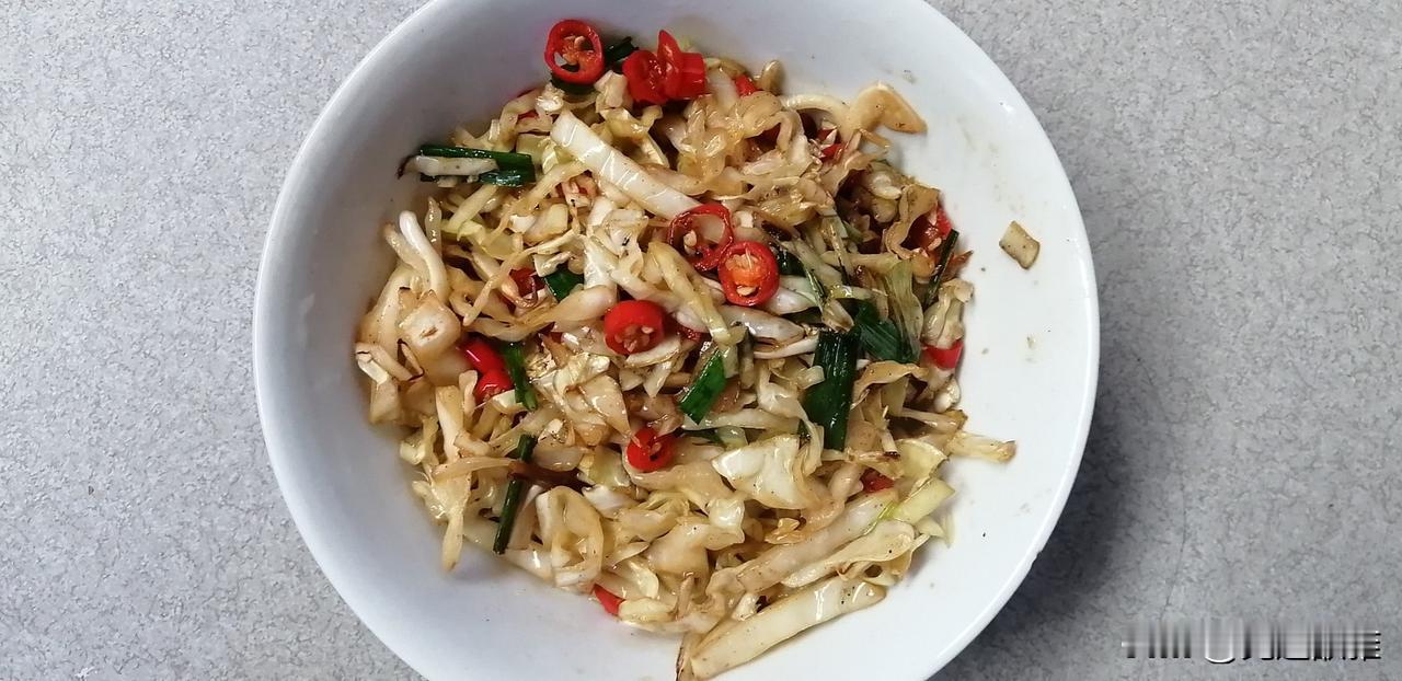 我发现了一个怎样做，包菜才好吃的方法。
最近超市蔬菜价格比较贵，种类也不多，不过