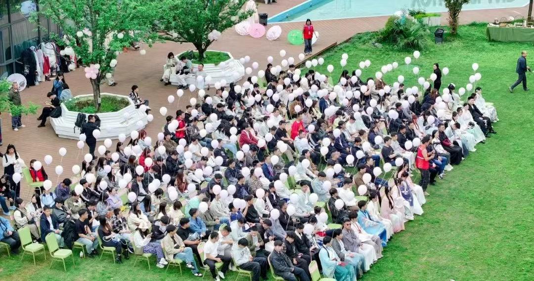 资讯[超话] 4月16日，中国铁路武汉局集团有限公司在武汉东湖之滨举办“情定芳菲