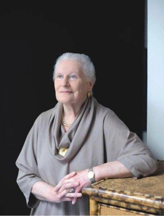 英国百岁女编辑再次语出惊人，她说：“老人的前途是病和死。我还得熬过一场病苦，熬过