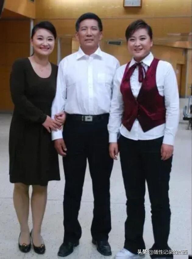 贾玲和父亲姐姐的合影真温馨，她和姐姐长的比较像，只是姐姐没有进入演艺圈，如果有跟