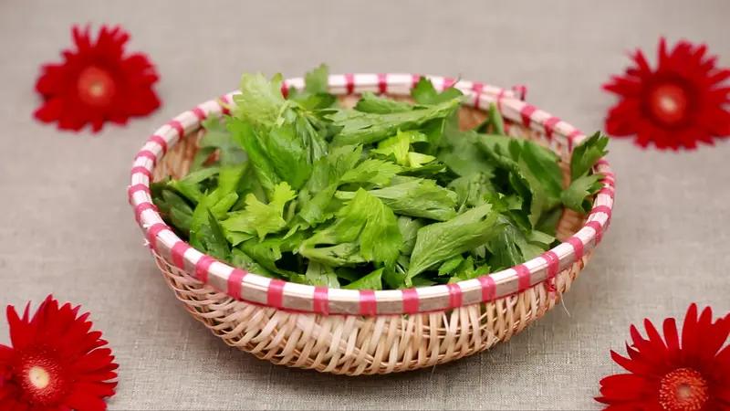 芹菜叶子能吃，而且营养丰富。它富含维生素A、C、K和钙、铁等矿物质，抗氧化物质含