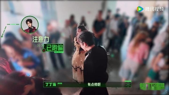 丁程鑫叫周柯宇帅哥丁程鑫被周柯宇帅到 小丁和周柯宇同框，视觉上确实挺搭的。他进门