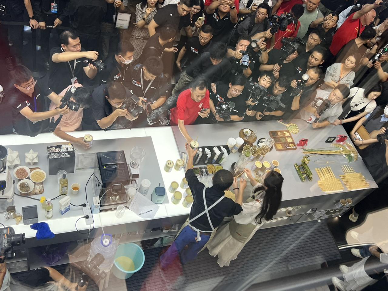 忙碌的魏总成都车展不仅要给魏牌高山7站台，还忙着给网友做咖啡、奶茶。不过最牛的还