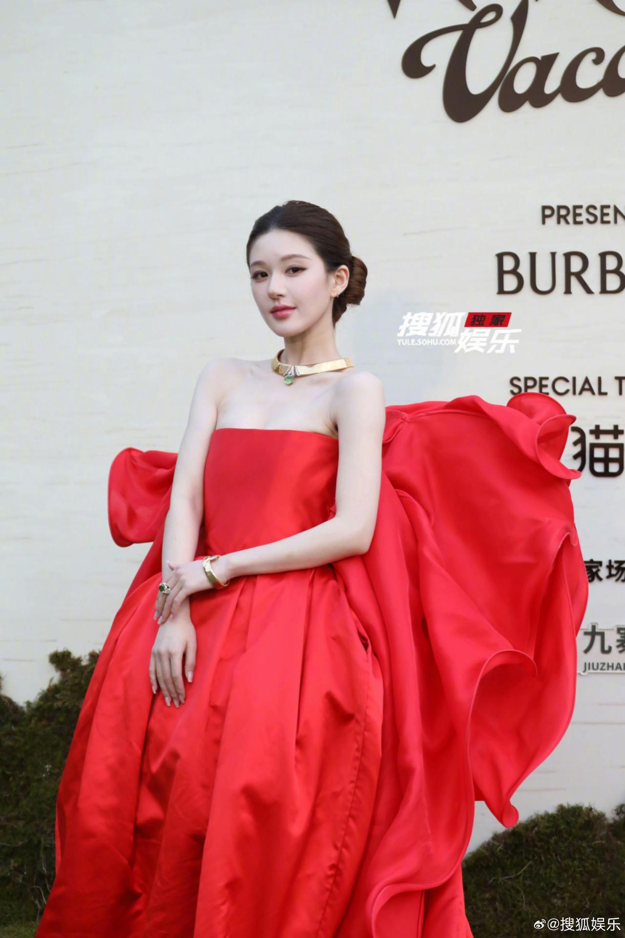 赵露思亮相VOGUE风毯，一袭红色美裙，如绽放的玫瑰，热烈大方～尤其搭配绿色珠宝