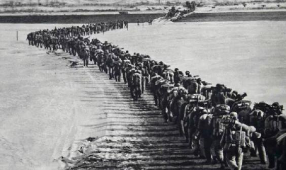 1950年11月，志愿军排长郭忠田无视上级命令，弃守高地，修筑假阵地，同时还放走