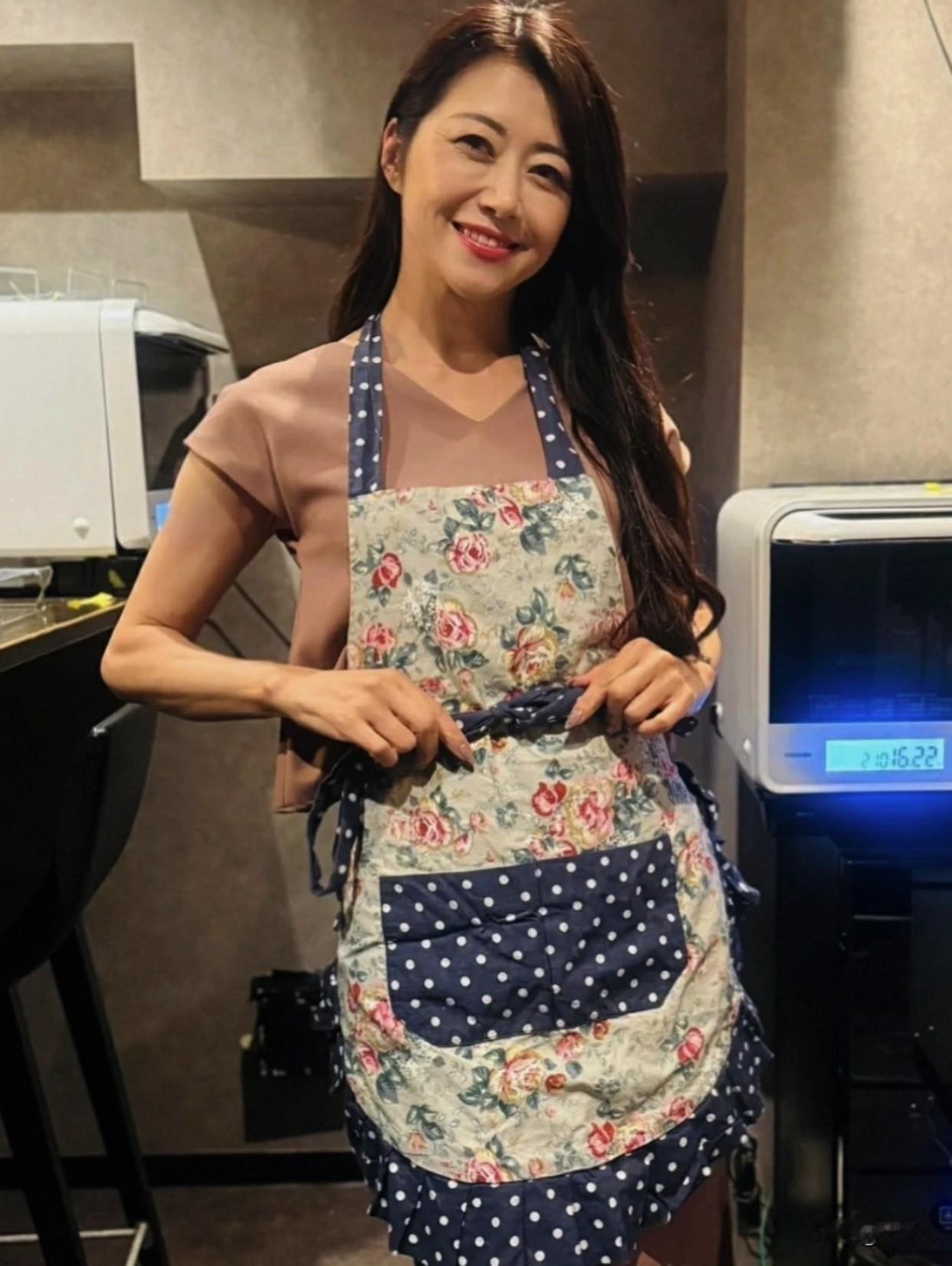 成熟的女人也美。经历过生活的酸甜苦辣，尝过自我怀疑与挣扎，她们长出保护自己的铠甲