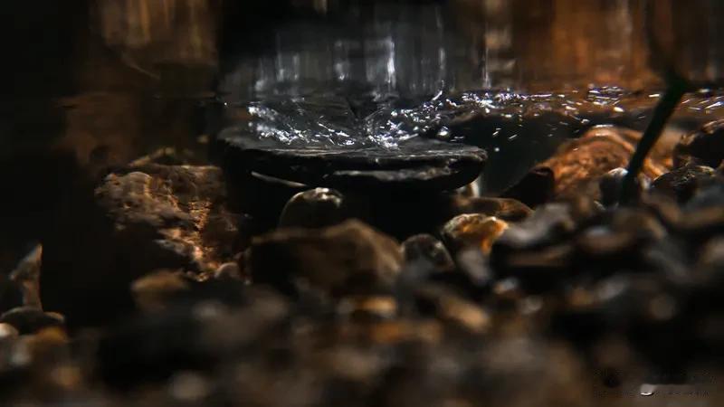 瞅见“水深千尺终有底”这个上联，我觉着“山高万丈难顶天”是个挺好的下联。上联讲水