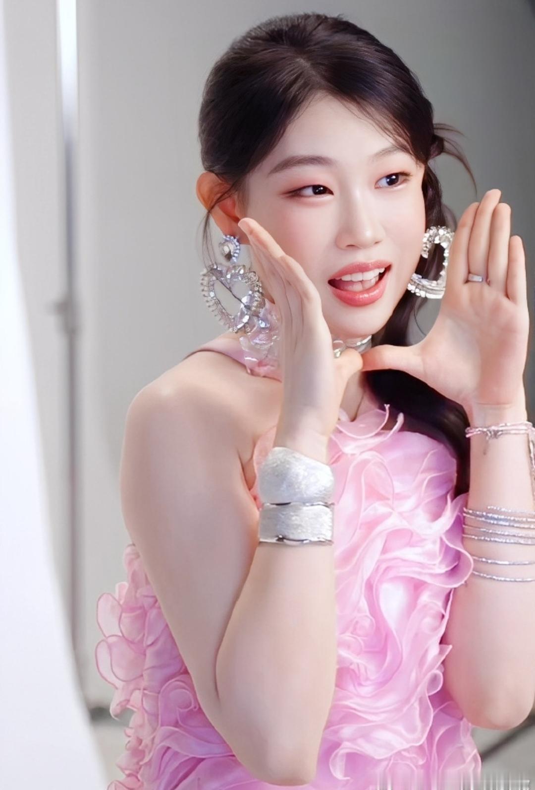 资本加持下的沈佳润，人美不美，歌唱的好不好，大家心里都跟明镜似的，可偏偏有人要玩