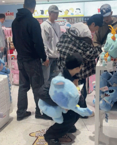 网友巴黎偶遇王嘉尔买玩偶，抱着史迪奇跟朋友说话，那玩偶比他半个人都大，他还小心翼