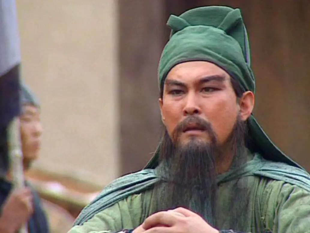 曹操为什么留不住关羽？一段被《三国演义》删掉的血账

今天讲的这段，《三国演义》