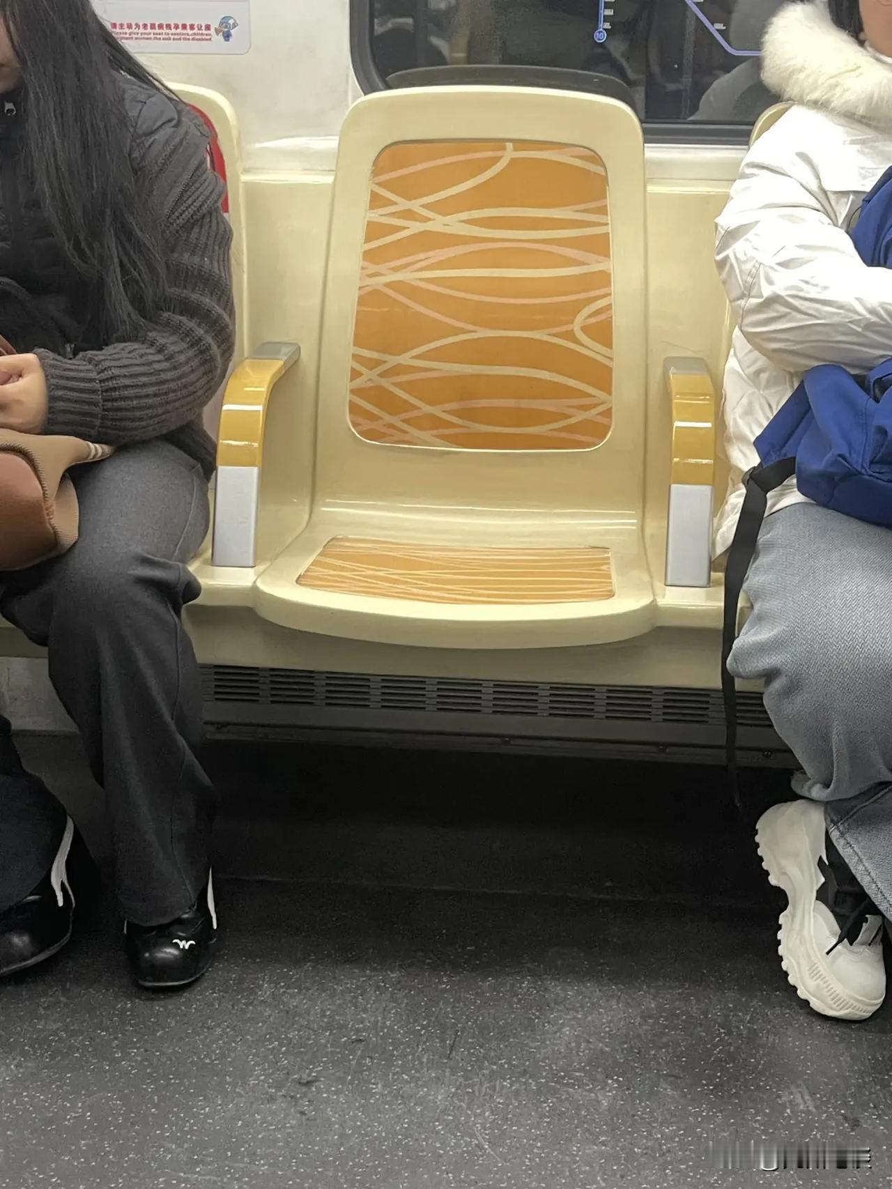 被成都地铁拿捏的死死的边界感！成都地铁带扶手的地铁座椅，网友建议全国推广！网友喊