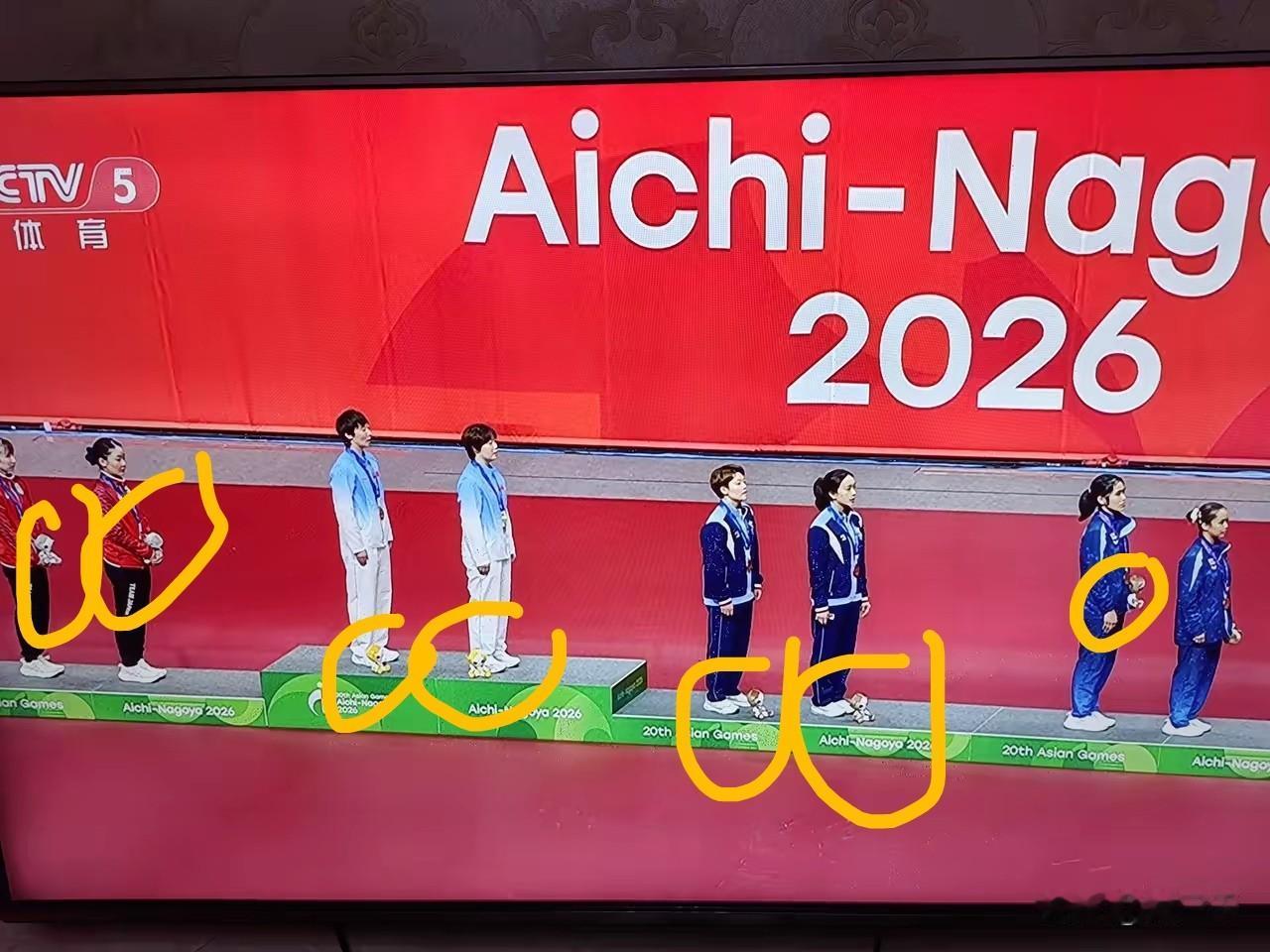 1个细节让人感动！这是昨天亚运会乒乓球女双颁奖现场播放国歌时的画面，现场总共4对