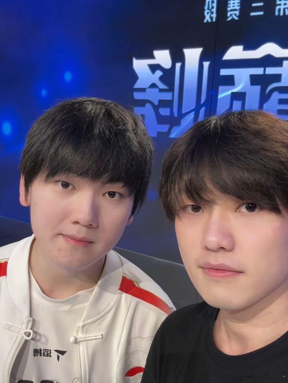 直播边cos哥哥边唱天后的喻武波，昨晚在现场跟哥哥合影了。在抖上搜喻文波，甚至第