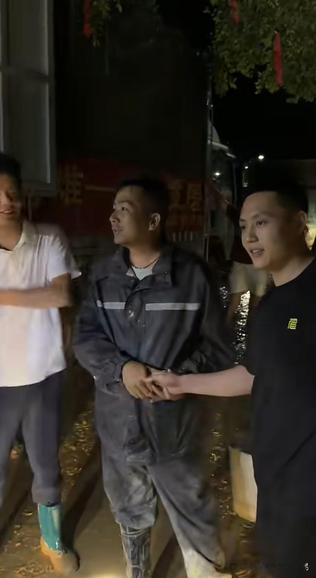 谁懂啊前天老薛还在郑州打比赛，现在看到他在第一线驰援，我真要粉他一辈子了， 这才