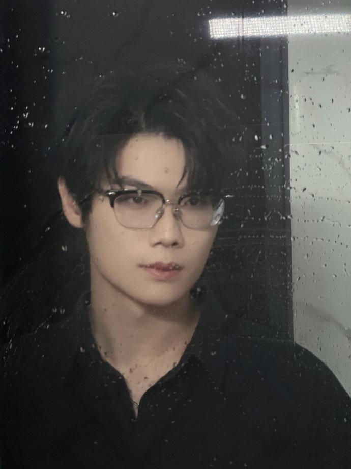 原来视频是这样拍的以为只是一个玻璃门，结果真是浴室啊 