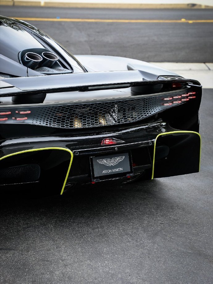 Aston Martin Valhalla，即阿斯顿・马丁，一款令人瞩目的汽车。