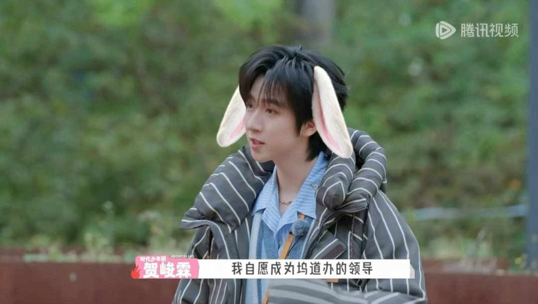 谁来救救贺峻霖五十公里桃花坞胶水的粘合力度较强，一旦不小心粘到皮肤不要慌张，切记