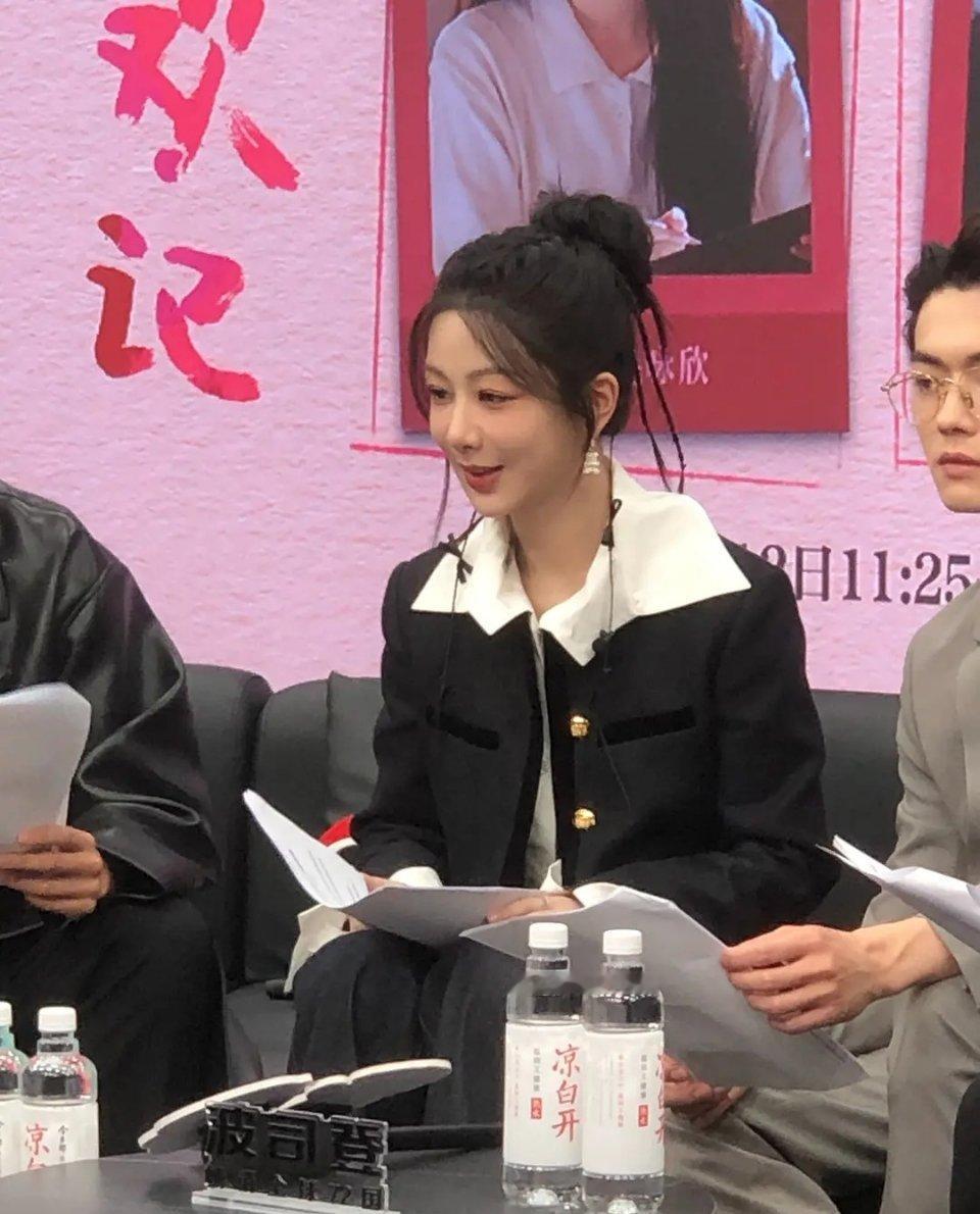 杨紫这个发际线，是真的好高哦，汗水留下来的时候，不得把妆容弄湿吗？去植发嘛 ​​
